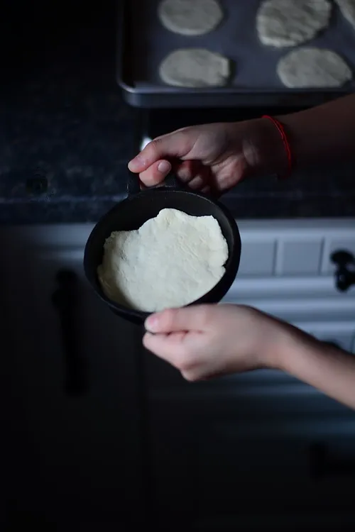 Mini Pizza rapida cu blat cu iaurt - Bucataria familiei mele