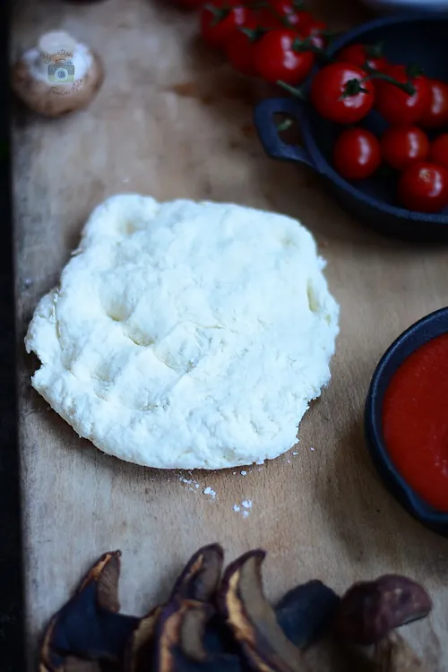 Mini Pizza rapida cu blat cu iaurt - Bucataria familiei mele