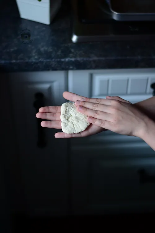 Mini Pizza rapida cu blat cu iaurt - Bucataria familiei mele