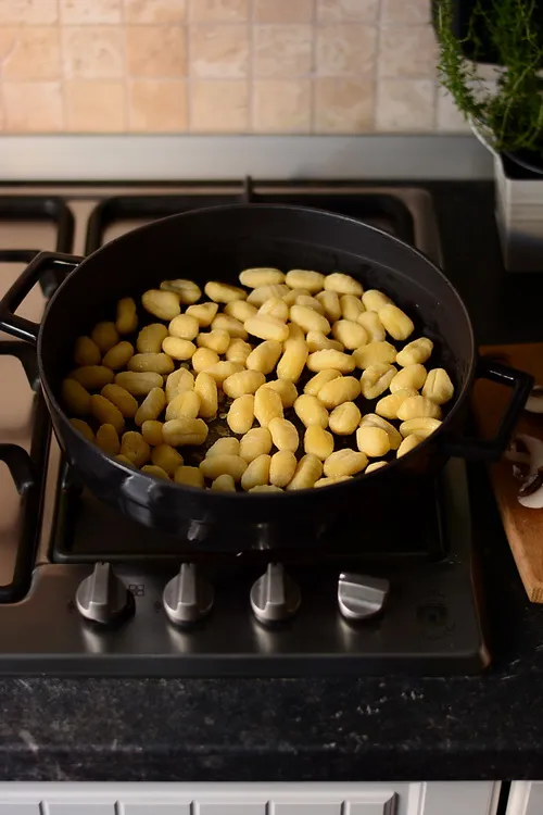 Gnocchi prăjiți cu pătrunjel, ciuperci și zucchini