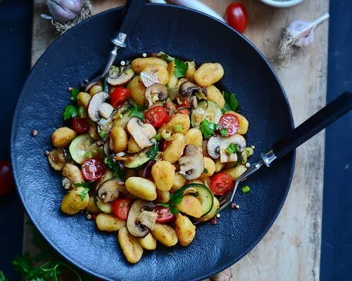 Gnocchi prăjiți cu pesto, ciuperci și zucchini