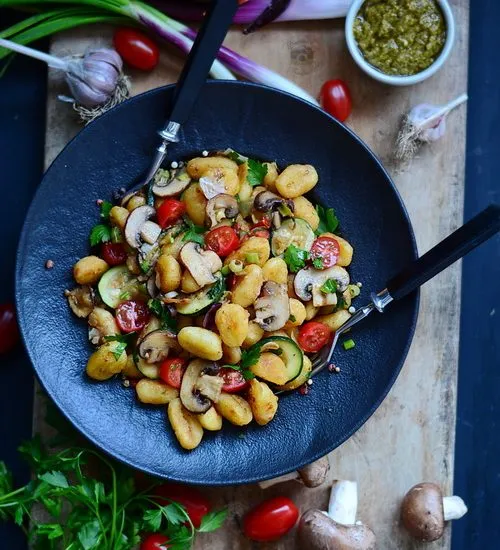 Gnocchi prăjiți cu pesto, ciuperci și zucchini