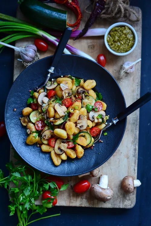 Gnocchi prăjiți cu pătrunjel, ciuperci și zucchini