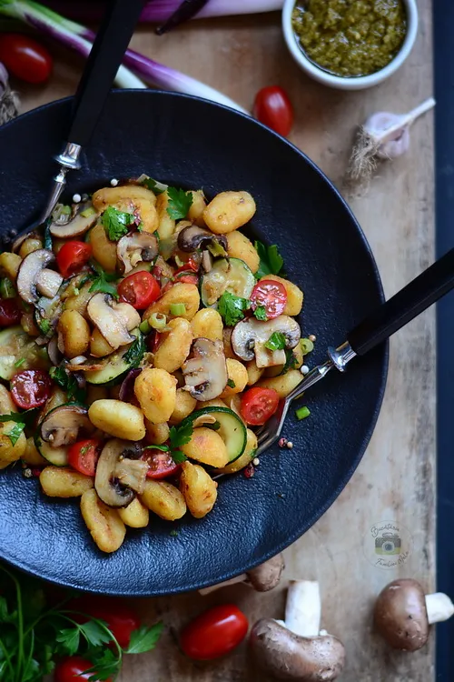 Gnocchi prăjiți cu pătrunjel, ciuperci și zucchini