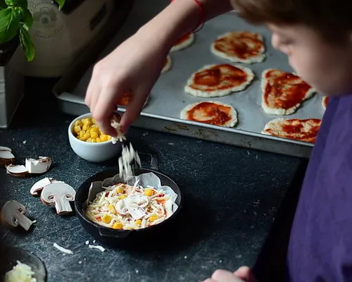 Mini pizza pe blat cu iaurt