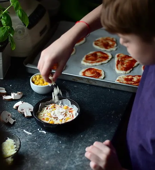 Mini pizza pe blat cu iaurt