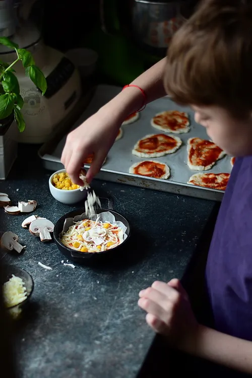 Mini Pizza rapida cu blat cu iaurt - Bucataria familiei mele