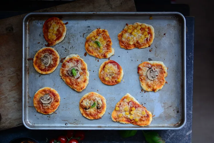 Mini Pizza rapida cu blat cu iaurt - Bucataria familiei mele