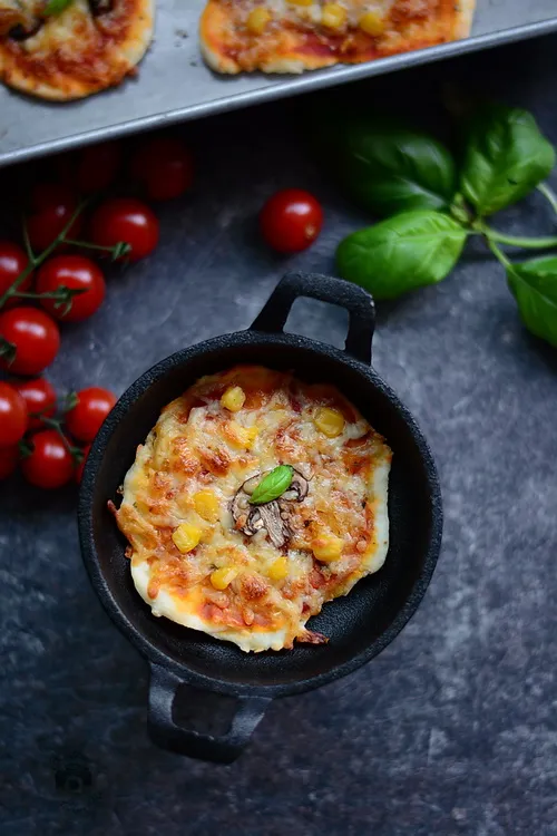 Mini Pizza rapida cu blat cu iaurt - Bucataria familiei mele