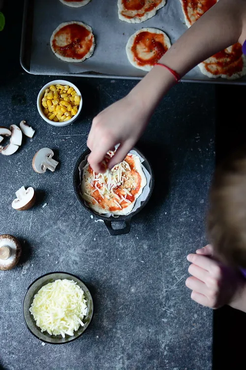 Mini Pizza rapida cu blat cu iaurt - Bucataria familiei mele