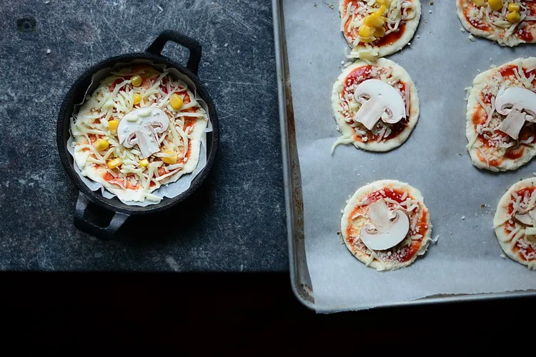 Mini Pizza rapida cu blat cu iaurt - Bucataria familiei mele
