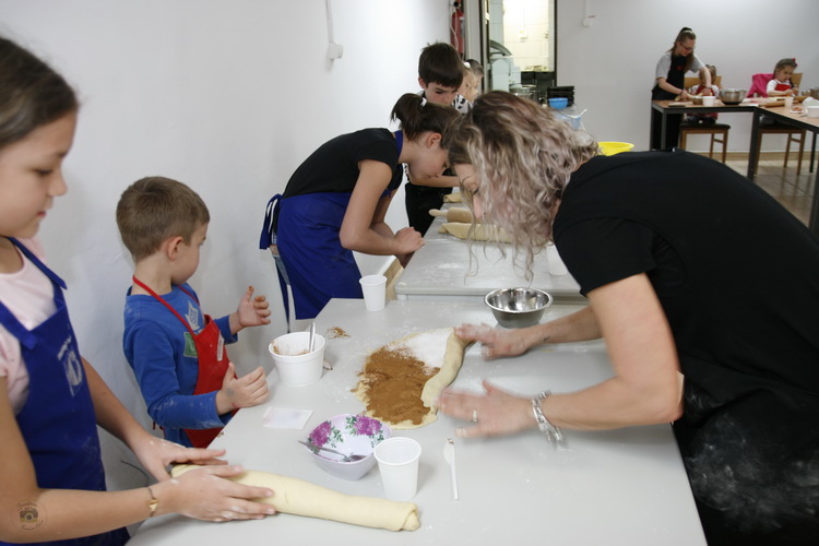 Atelier de gătit pentru copii – rulouri cu scorțișoară