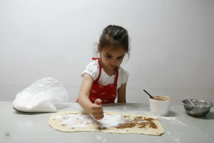 Atelier de gătit pentru copii – rulouri cu scorțișoară