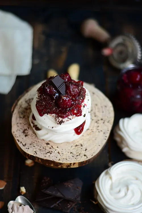 Black forest mini pavlova - Bucataria familiei mele - Alex Juncu