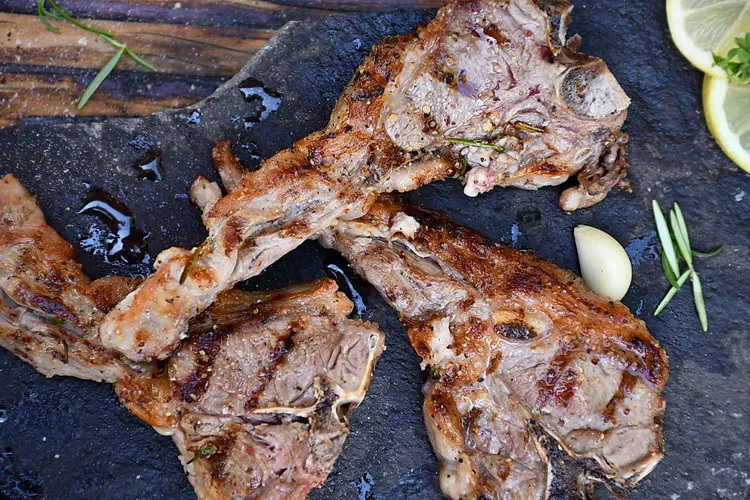 Cotlet T-bone de berbecuț