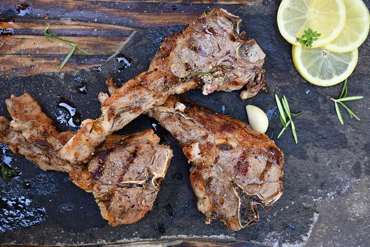 Cotlet T-bone de berbecuț la grătar