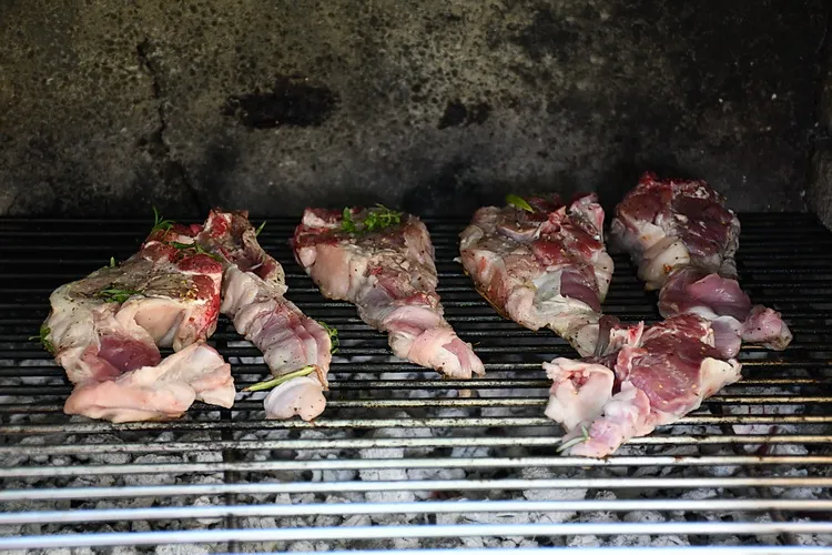 Cotlet T-bone de berbecuț la grătar