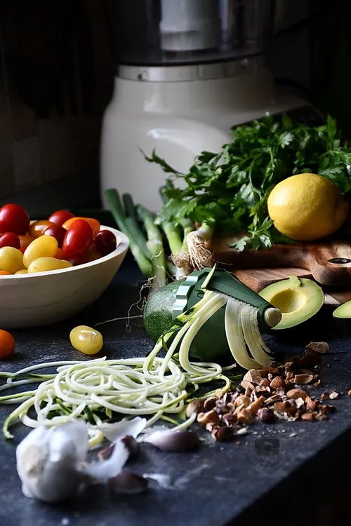 Zucchini Noodles cu pesto de avocado