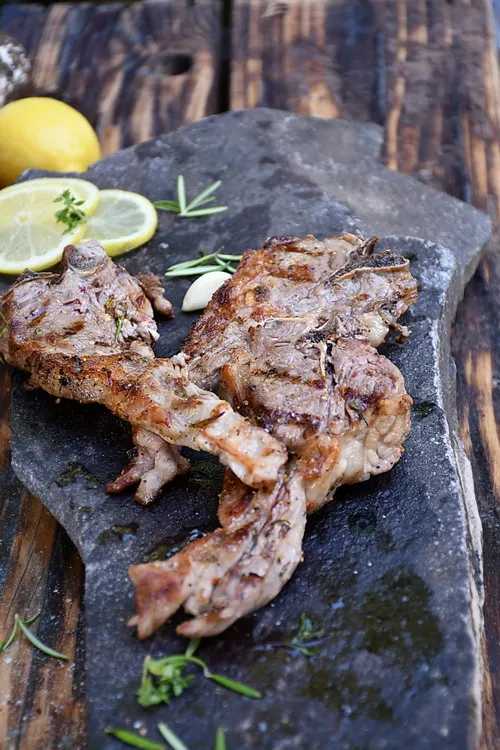Cotlet T-bone de berbecuț la grătar 