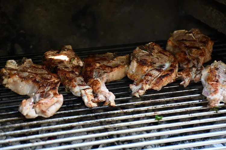 Cotlet T-bone de berbecuț la grătar