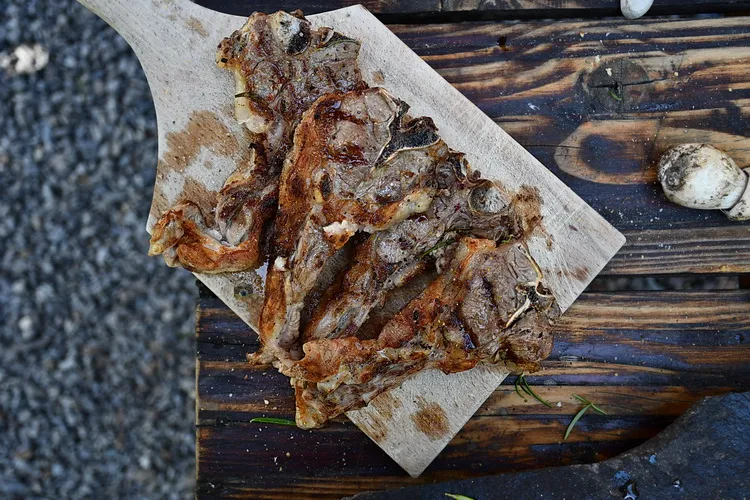 Cotlet T-bone de berbecuț la grătar 