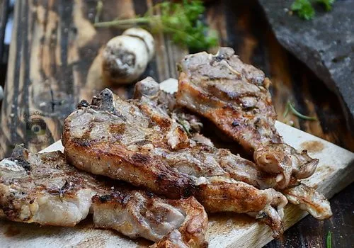 Cotlet de berbecuț T-bone la grătar