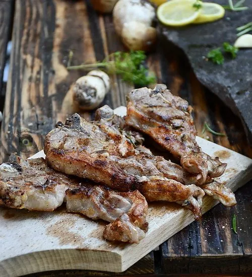 Cotlet de berbecuț T-bone la grătar