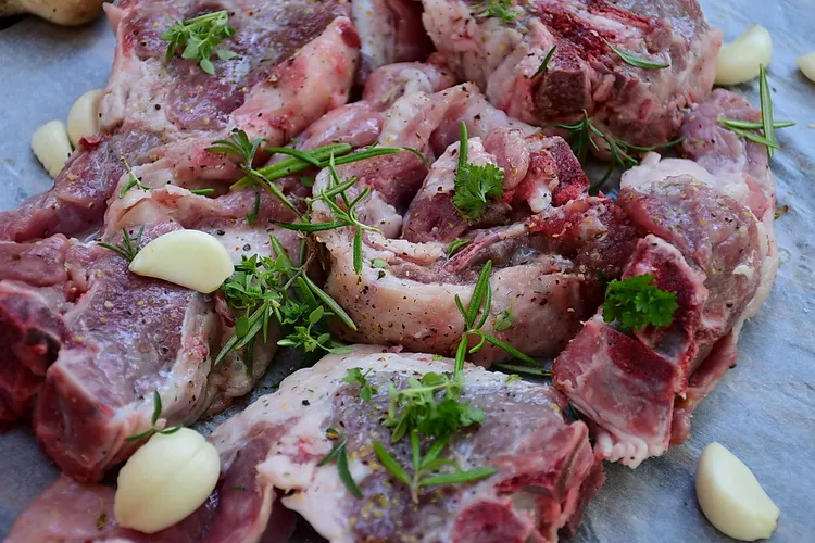 Cotlet T-bone de berbecuț la grătar