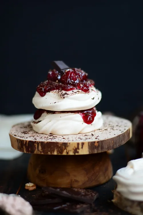 Black forest mini pavlova - Bucataria familiei mele - Alex Juncu