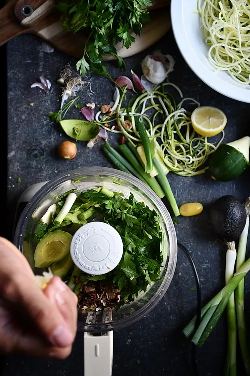 pesto de avocado și pătrunjel - alex juncu- Bucătăria Familiei mele