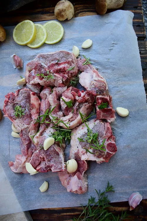 Cotlet T-bone de berbecuț la grătar