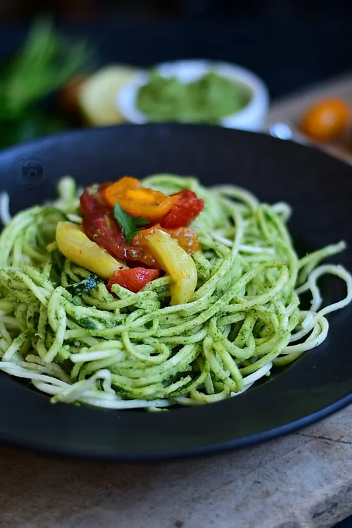 Zucchini Noodles cu pesto de avocado și pătrunjel - alex juncu- Bucătăria Familiei mele