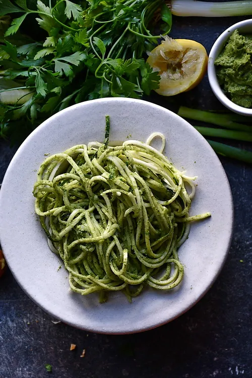 Zucchini Noodles cu pesto de avocado și pătrunjel - alex juncu- Bucătăria Familiei mele