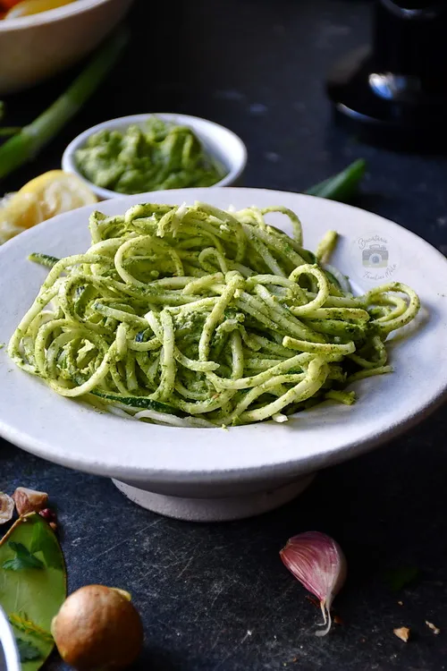 Zucchini Noodles cu pesto de avocado