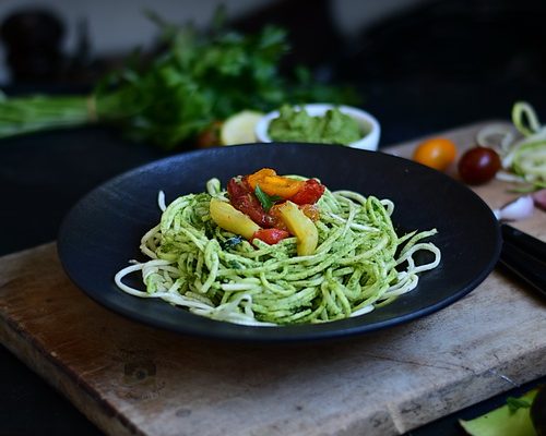 Tăiţei din zucchini / Zucchini spaghetti cu pesto din avocado și pătrunjel