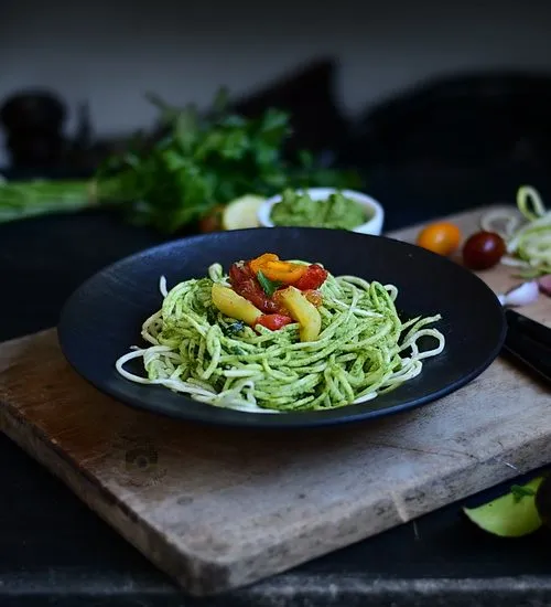 Tăiţei din zucchini / Zucchini spaghetti cu pesto din avocado și pătrunjel