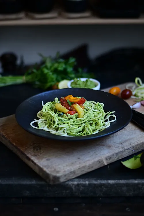 Zucchini Noodles cu pesto de avocado și pătrunjel - alex juncu- Bucătăria Familiei mele