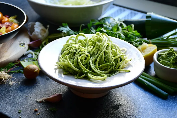 Zucchini Noodles cu pesto de avocado și pătrunjel - alex juncu- Bucătăria Familiei mele