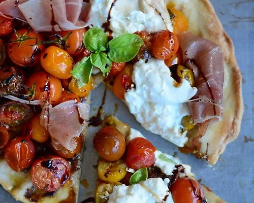 Pizza cu burrata și roșii