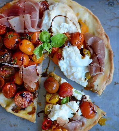 Pizza cu burrata și roșii