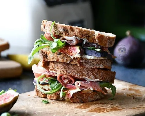 Sandwich cu smochine, prosciutto si crema de gorgonzola