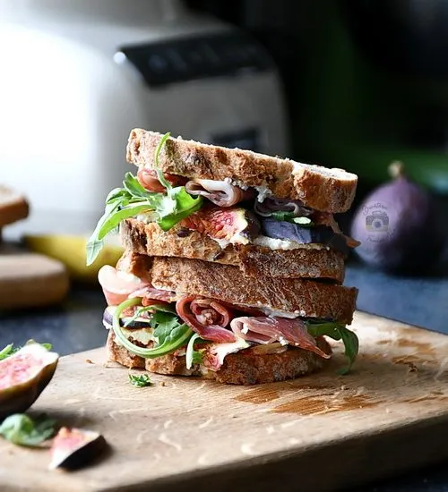 Sandwich cu smochine, prosciutto si crema de gorgonzola
