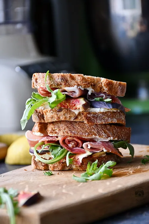 sandwich cu smochine , prosciutto si crema de gorgonzola- Bucataria familiei mele