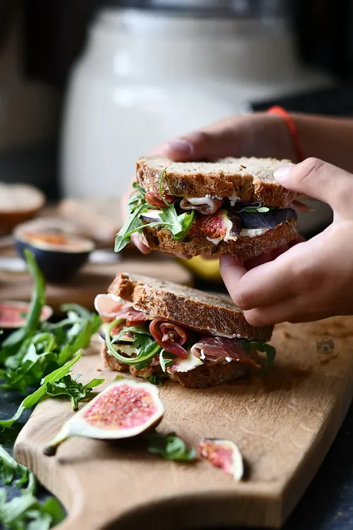 sandwich cu smochine , prosciutto si crema de gorgonzola- Alex Juncu