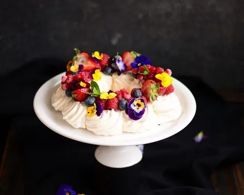 Pavlova coroniță cu fructe de pădure
