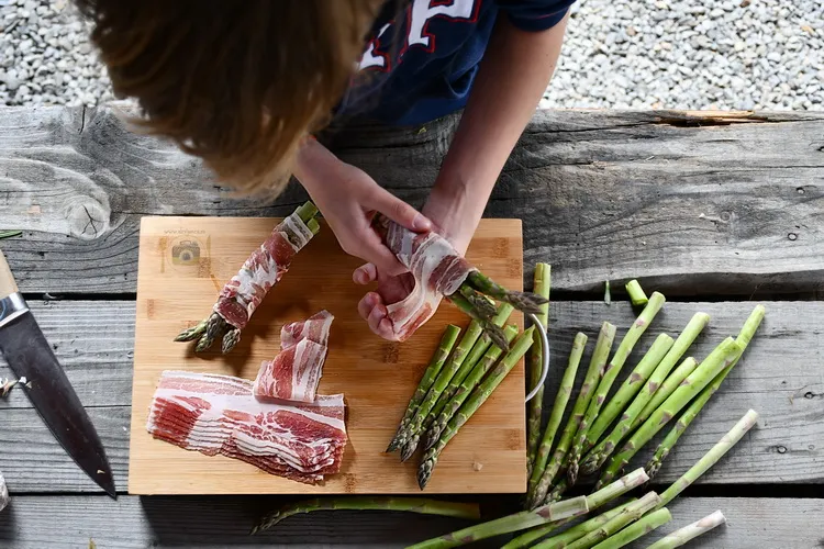 sparanghel în bacon - alex juncu. bucătăria familiei mele