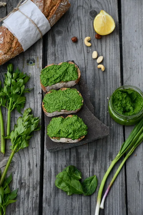 Pesto de leuștean cu spanac