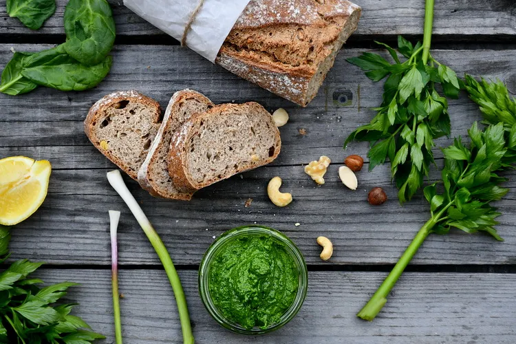 pesto de leuștean cu spanac