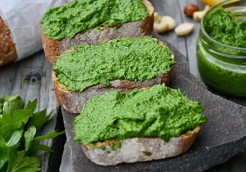 Pesto de leuștean cu spanac