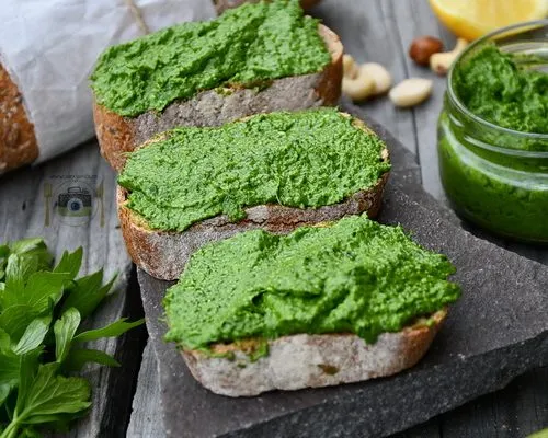 Pesto de leuștean cu spanac